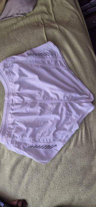 Vand pantaloni scurti de atletism, firma asics.