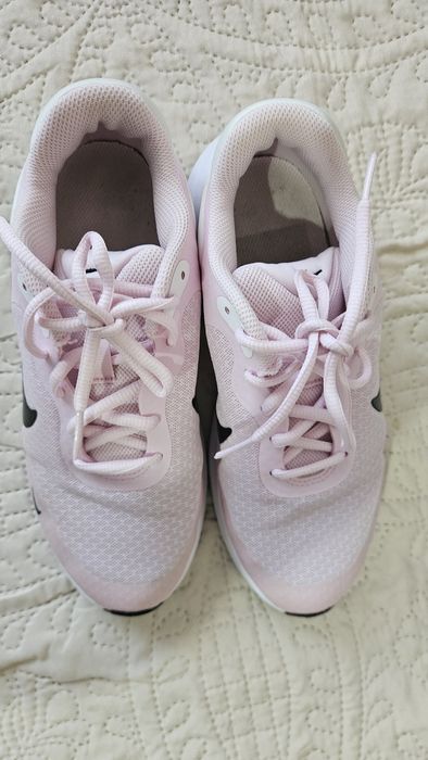 Маратонки Nike размер 36.5,дължина сделката 36,5 см.Без забележки.