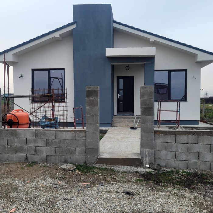 Vând casă semifinisata Oradea