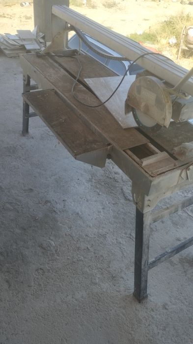 Продам электрический плиткорез.