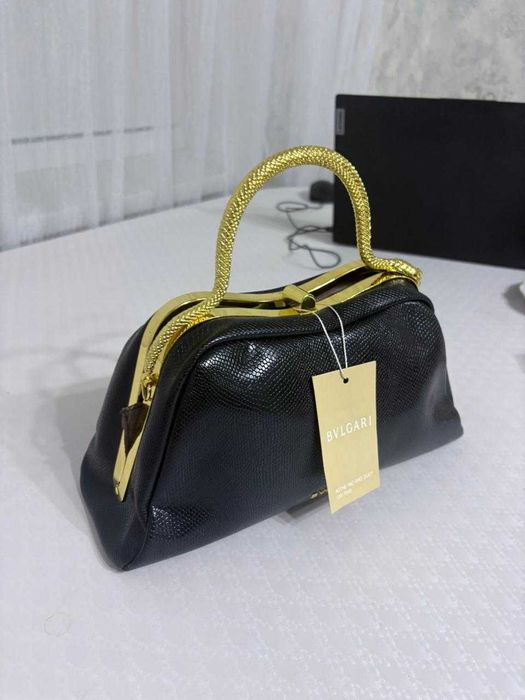 Женская чёрная кожаная сумка Bulgari