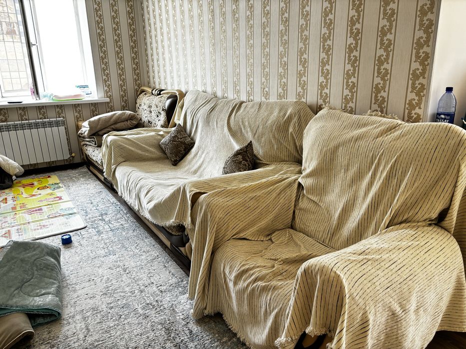 Продам диван с двумя креслами