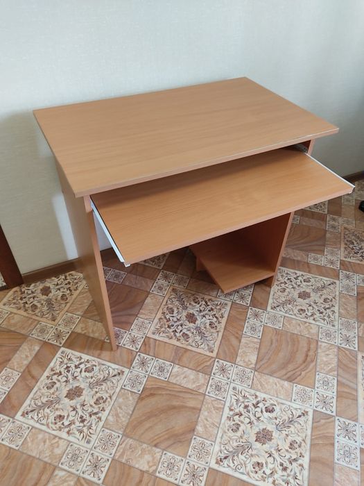 Продам компьютерный стол.