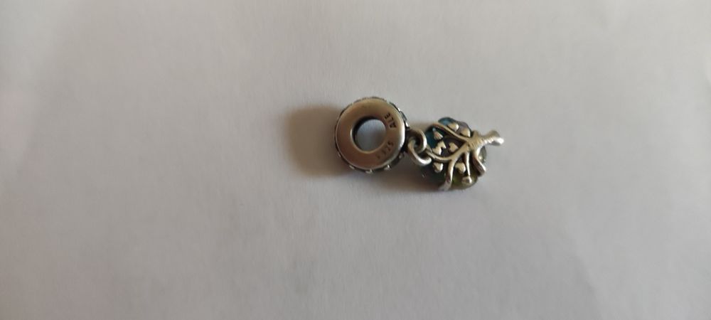 Vând brățară  Pandora cu talismane