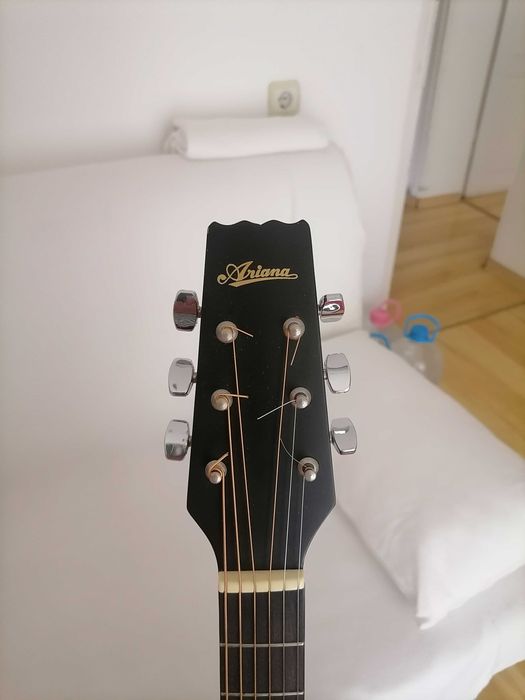 Продавам акустична китара