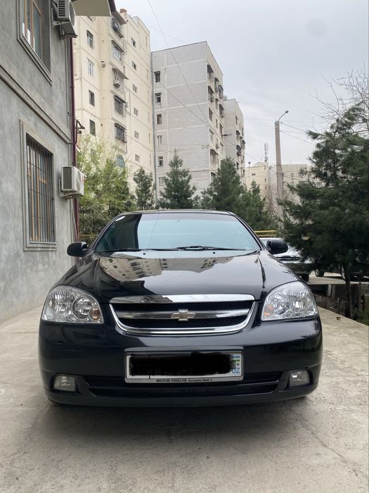Lacetti 1.8 sotiladi