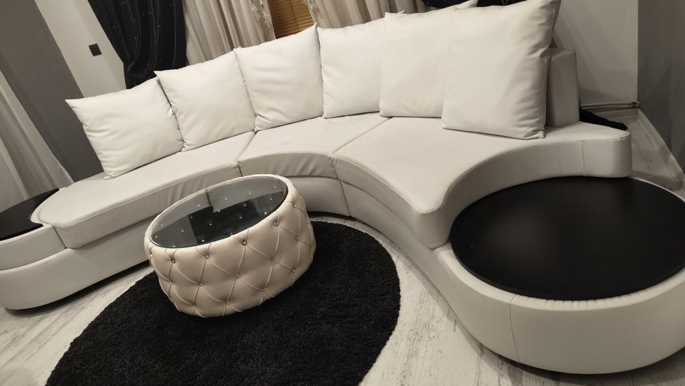 Холова гарнитура със холова маса