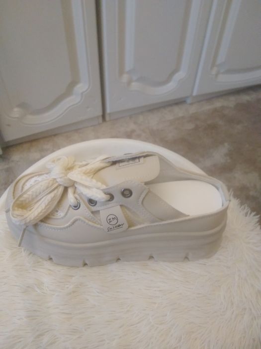 Продам спортивные кроссовки