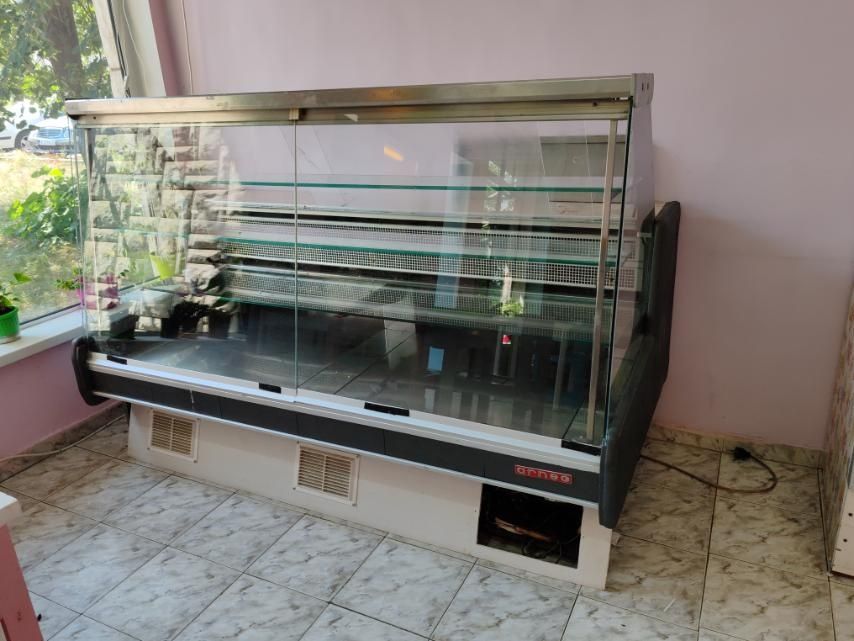 Продавам сладкарска витрина.