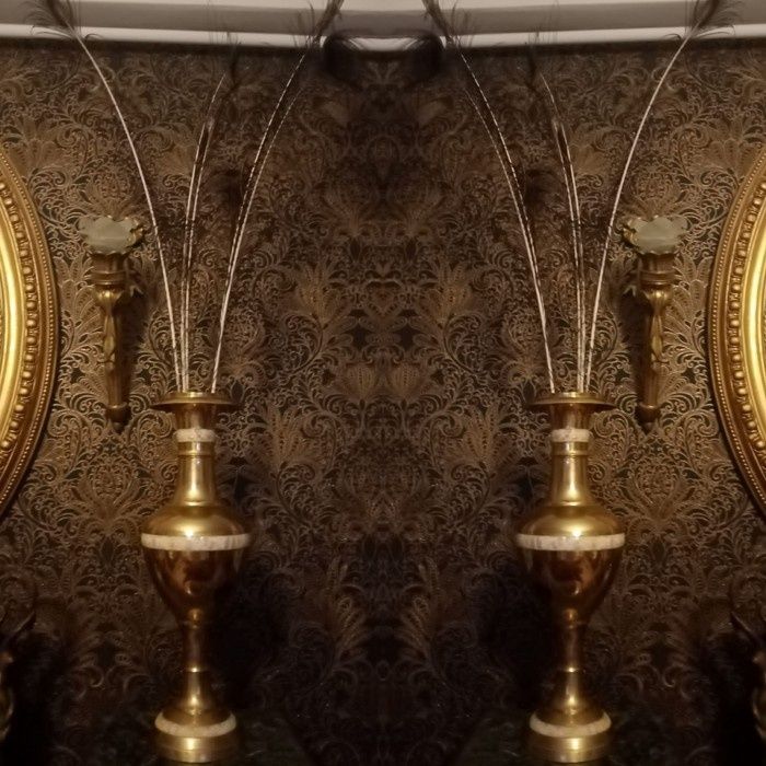 Vaze realizate din bronz si sidef.
Dimensiuni:Inaltime 55 cm; Diametru