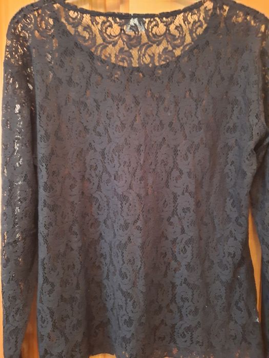 Delicată bluza neagra din dantela mărimea 40-42