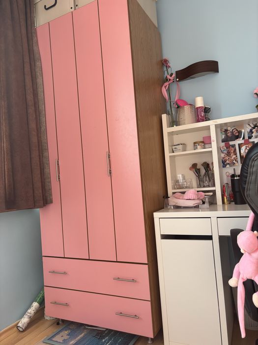 Гардероб по поръчка с рафтове, лост за закачалки и чекмеджета