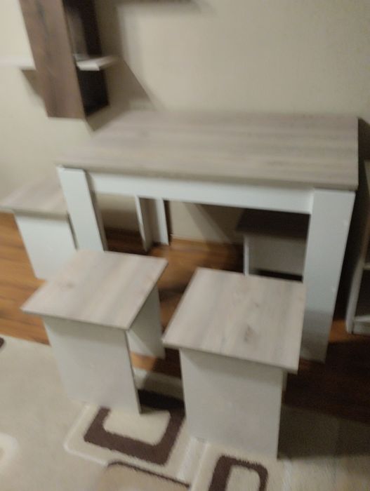 Кухонный стол с табуретами