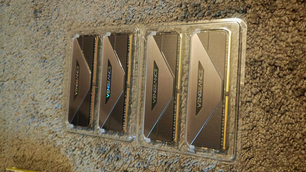 Рам памет Corsair Vengeance RGB RT Gunmetal 4x8GB 32GB DDR4 3200MHZ