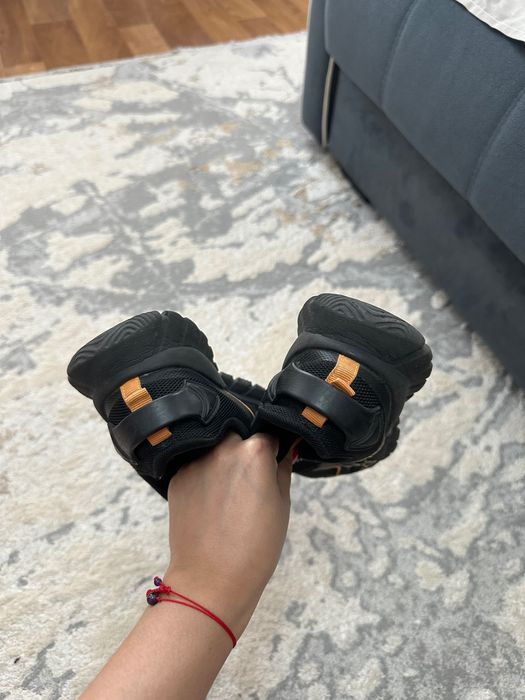 Продам кроссовки и шлепанцы