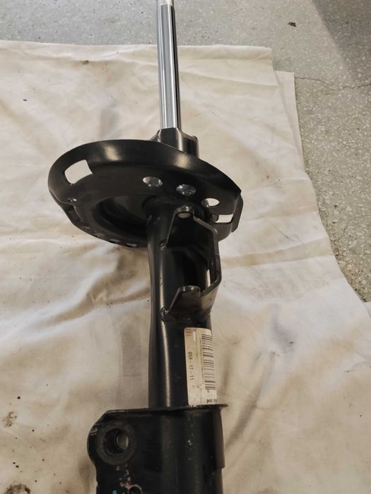 Продавам 1бр. употребяван преден десен амортисьор за Мercedes B180W246