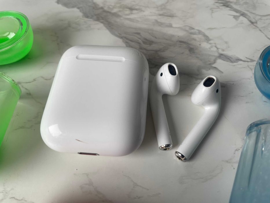 Оригинални Apple AirPods 2 (почистени) + 3 Кейса (2 светещи в тъмното)