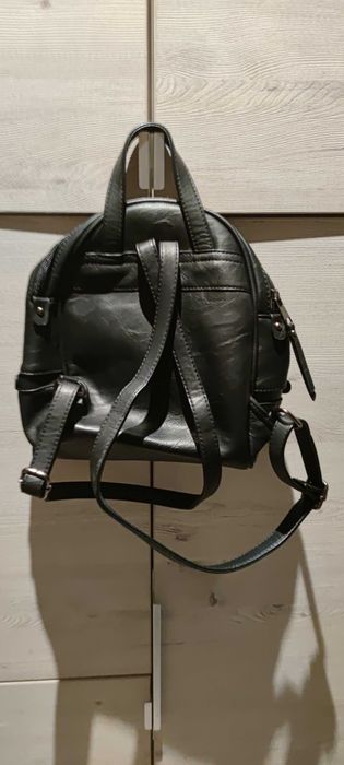 Черна кожена раничка. НОВА.