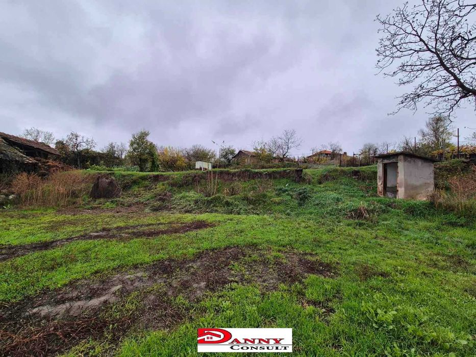 Двуетажна къща с двор и кладенец в с. Драгижево