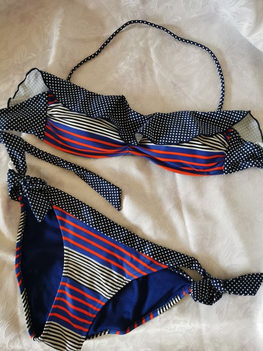 Горнище на бански в контрастни детайли