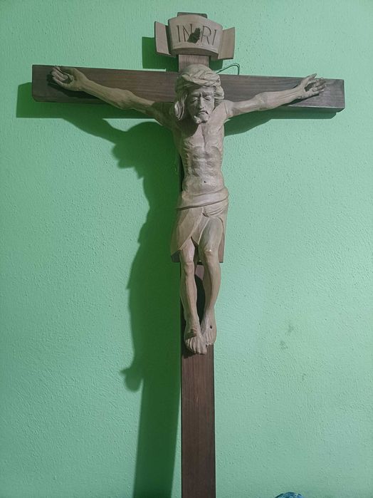 Cruce sculptata din lemn