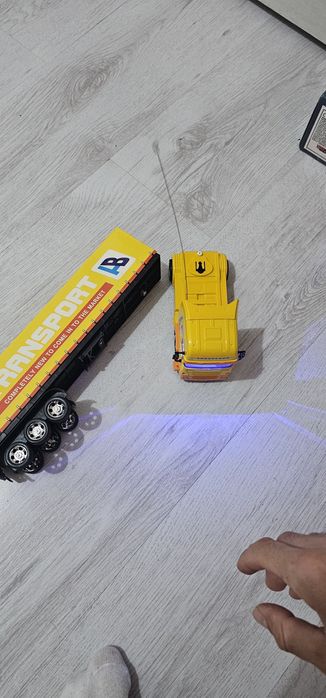Camion cu remorca si feon de jucărie Braun