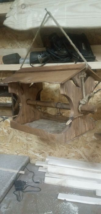 Кормушка, скворечник для птиц