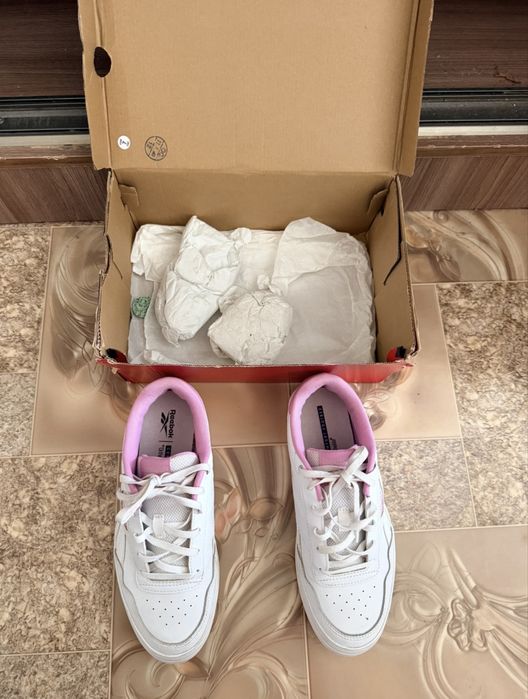 Продаю кроссовки ( оригинал reebok)
