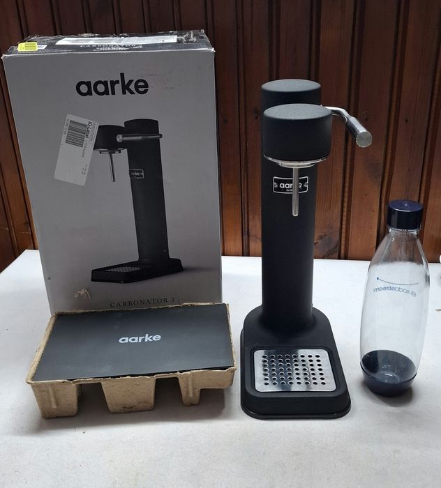 Машина за газирана вода Aarke Carbonator 3, матово черно.