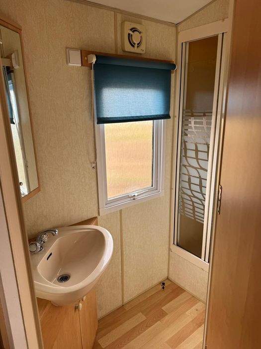 Casa mobila Casa pe roti Tiny House Casa fara autorizatie / living / 2 dormitoare / bucatarie / 2 bai / tamplarie pvc + geam termopan / 4 anotimpuri