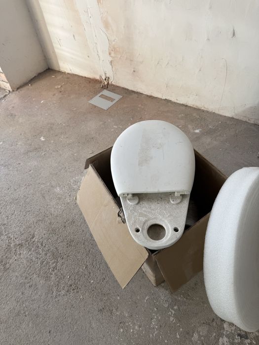 Продам рабочий унитаз, все целое