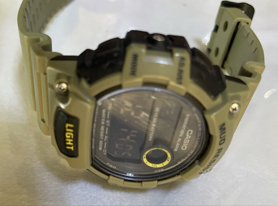 Продается часы Casio черный и зеленый.