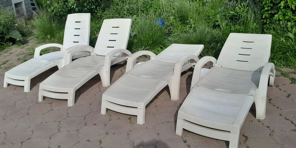 Шезлонги пластиковые для СПА зоны