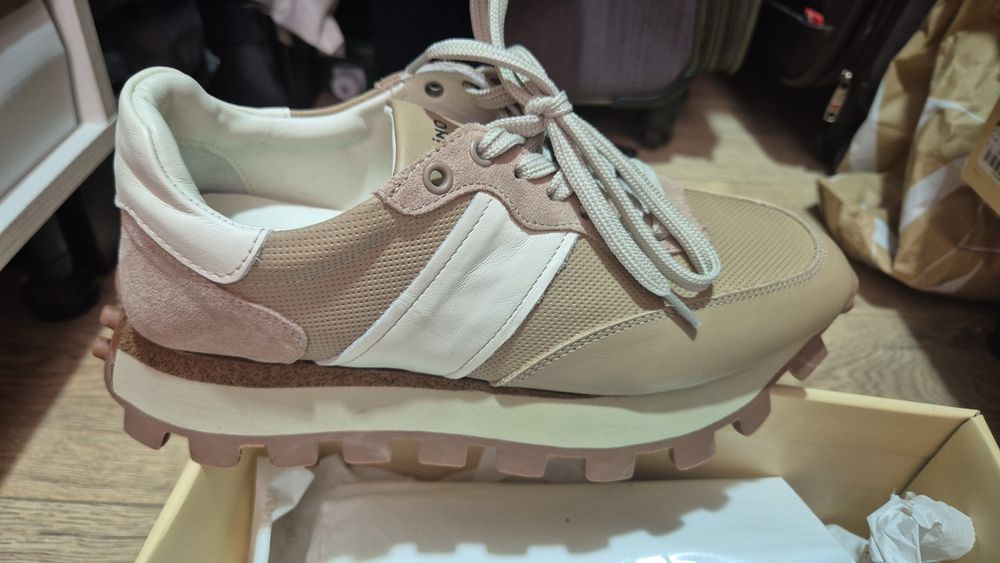 Продам кроссовки фирма Тучино