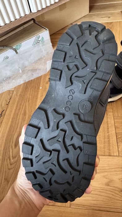 Продаю  зимнюю обувь детскую  ecco