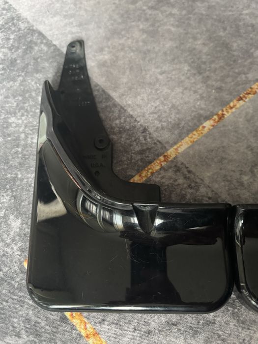 Продам брызговики на Cadillac Escalade