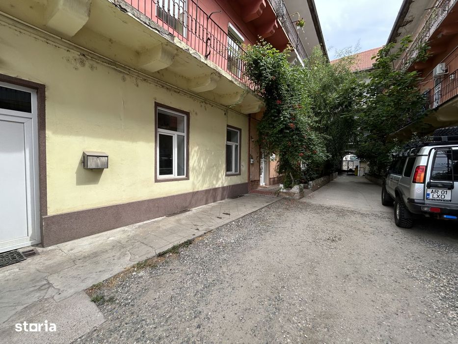 Vand spatiu ultracentral,Revolutiei(Teatru)in curte,parter, st.124 mp.