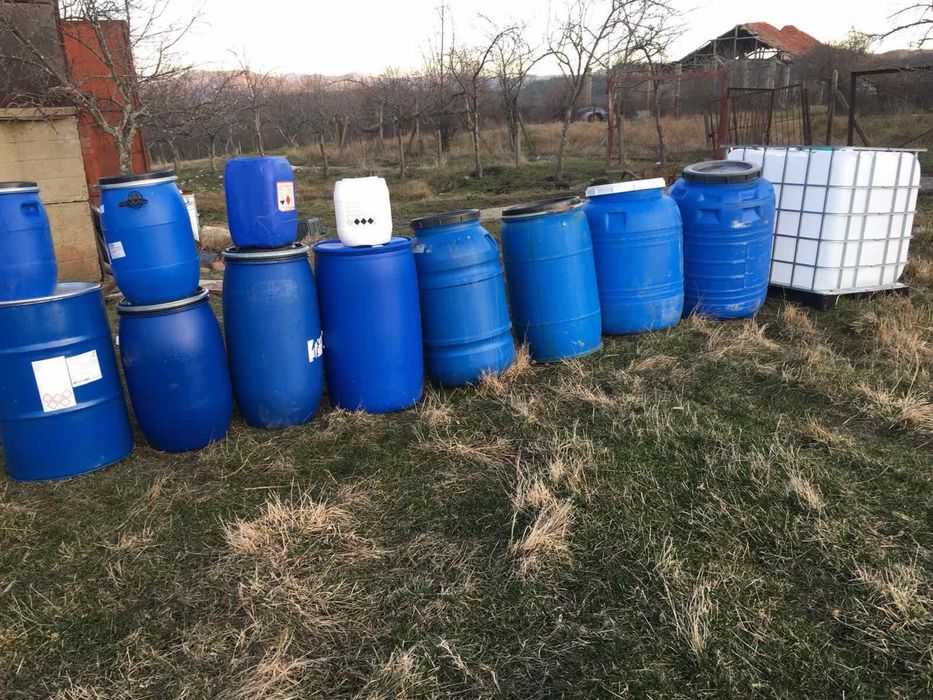 Продавам на едро и дребно пластмасови цистерни и бидони.