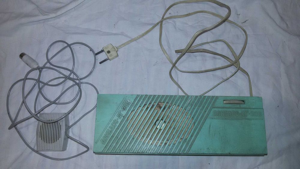 ретро радиоприемници, антена, манерка, инструменти, свещник, пепелник