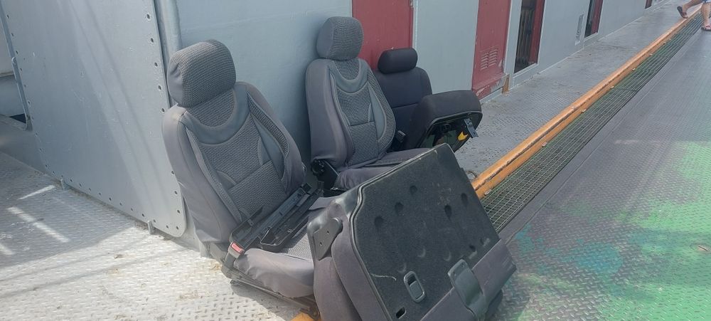 Vind scaune si bancheta de Land Rover...