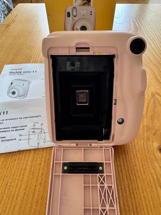 Фотоапарат за моментални снимки Fujifilm Instax Mini 11 Instant Camera Pink + фото филм Fujifilm Instax Mini ISO Instant Film 10 бр. - ПОДАРЪК!