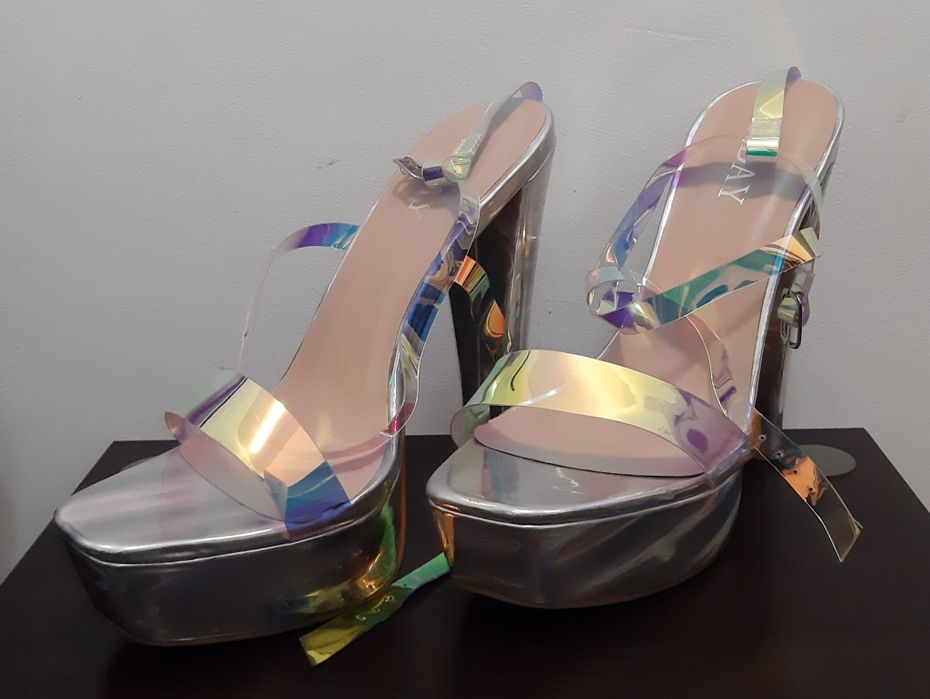 Sandale noi  cu toc înalt