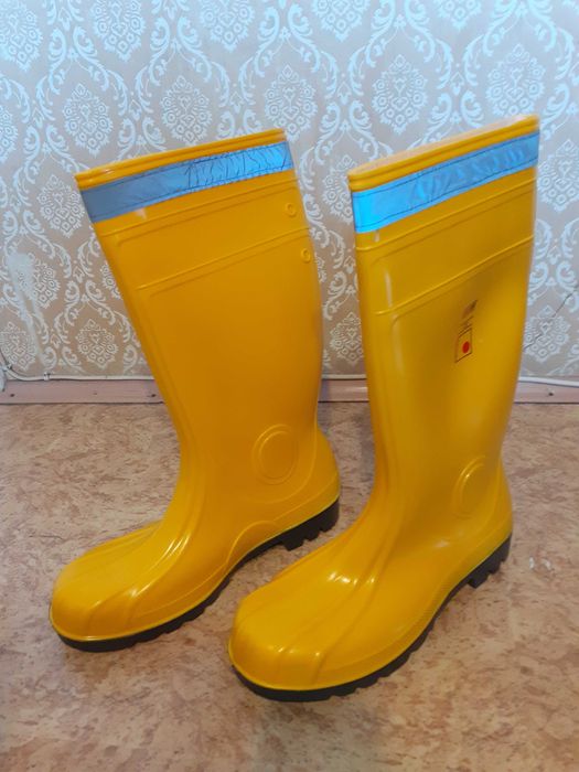 Продавам качествени мъжки ботуши с предпазна пластина отпред, нови