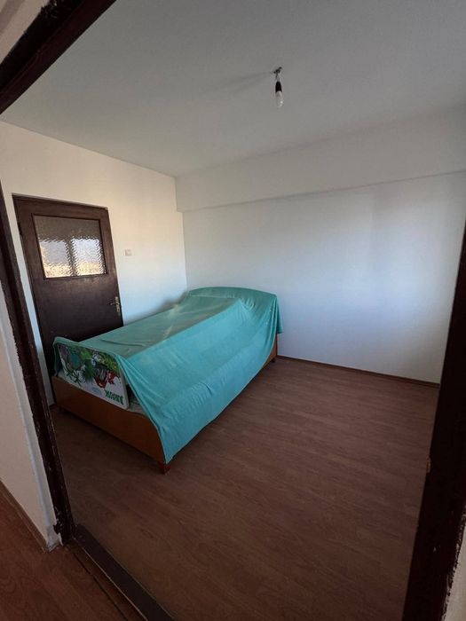 Vând apartament cu 4 camere, 2 băi, bucătarie , living si balcon