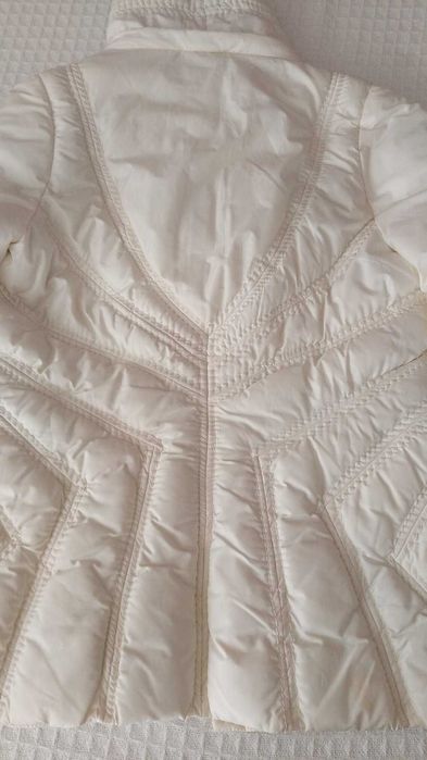 Елегантно бяло дамско яке и сако