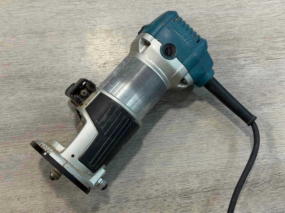 Makita RT0700C – Професионална оберфреза / ръчен рутер 710W