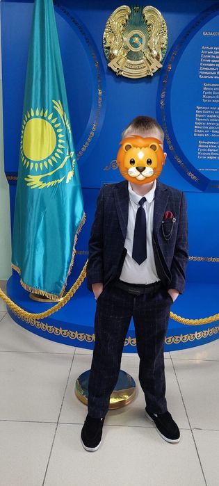 Продам костюм школьный