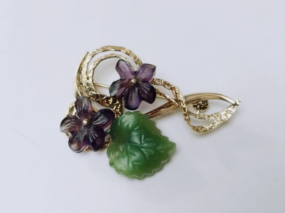 Veche broșe buchet de violete, petale sculptate din ametist, jad nefrit verde, placat cu aur