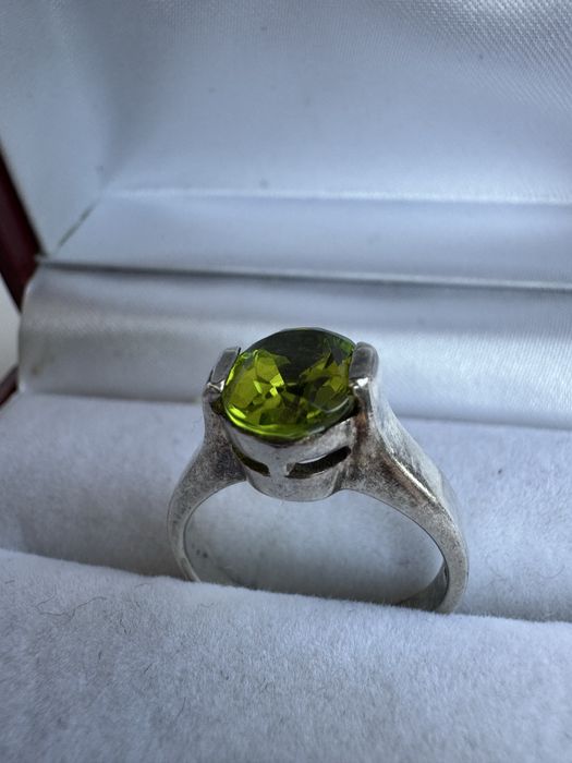 Inel din argint si peridot
