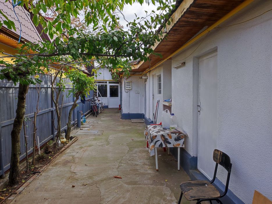 Inchiriez casa la curte zona Delfinului- Pantelimon